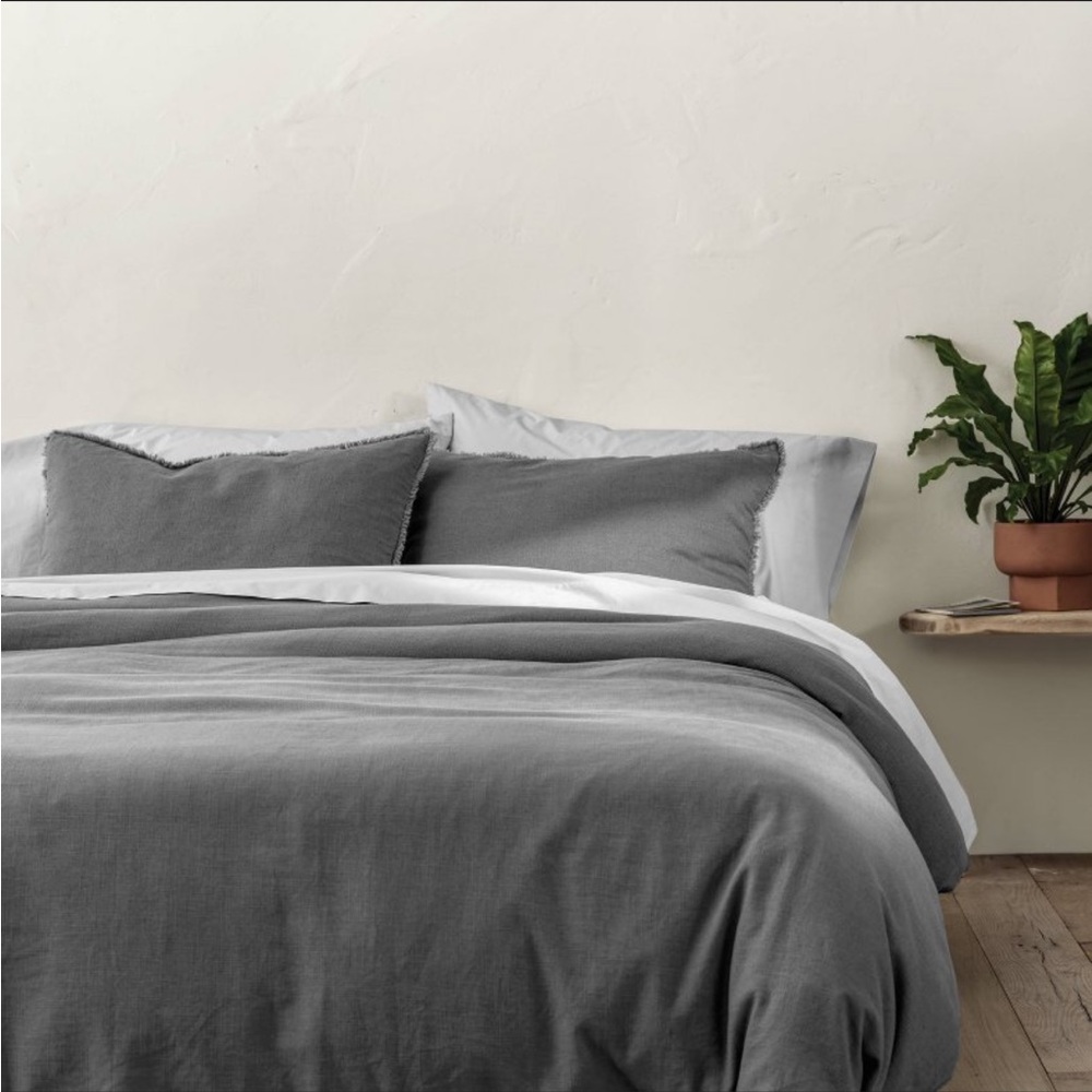 Casaluna Linen Duvet Set, with standard size shams (2). Color grey, size Queen.